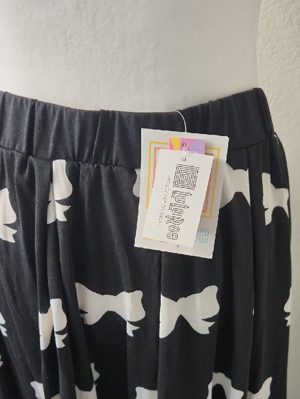 LuLaRoe Madison Black Midi Skirt with White Bow Print and Pockets! Coquette - Picture 4 of 5